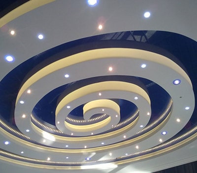 глянцевый натяжной потолок с коробом неоновая подсветка
